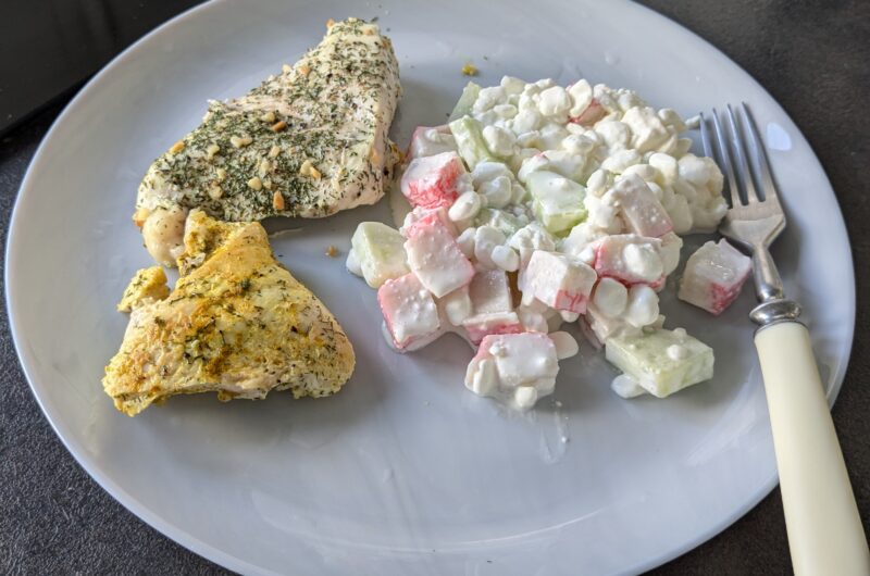 Kodujuustusalat makra, feta ja kurgiga